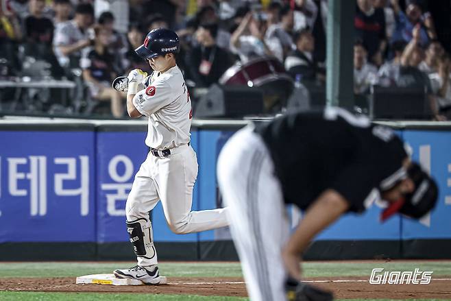 롯데 자이언츠 고승민(왼쪽)이 21일 부산 사직구장에서 열린 LG 트윈스와의 2025 KBO리그 홈 경기에서 8회말 동점 투런포를 터뜨린 후 기뻐하고 있다. (롯데 자이언츠 제공)