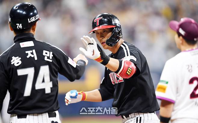 LG 송찬의(가운데)가 10일 고척스카이돔에서 열린 2025 KBO리그 키움과 경기 3회초 1사 만루 상황에서 키움 선발 하영민을 상대로 1타점 적시를 치고 송지만 코치와 하이파이브를 하고 있다. 2회초 3점 홈런에 이어 하영민의 경기 4타점. 고척 | 박진업 기자 upandup@sportsseoul.com