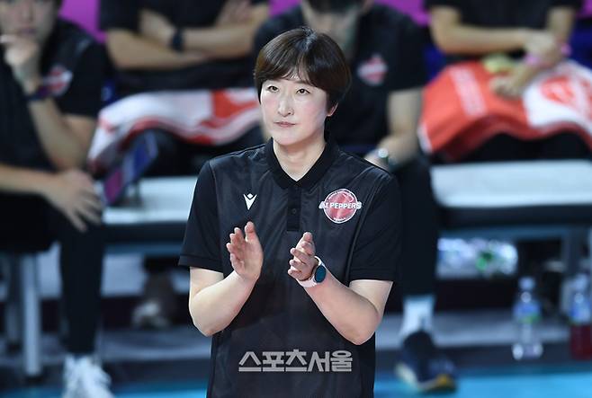 페퍼저축은행 장소연 감독이 10일 인천삼산월드체육관에서 열린 2024~2025 V-리그 흥국생명과 경기에서 작전지시를 하고 있다.  2024. 12. 10. 삼산 | 최승섭기자 thunder@sportsseoul.com