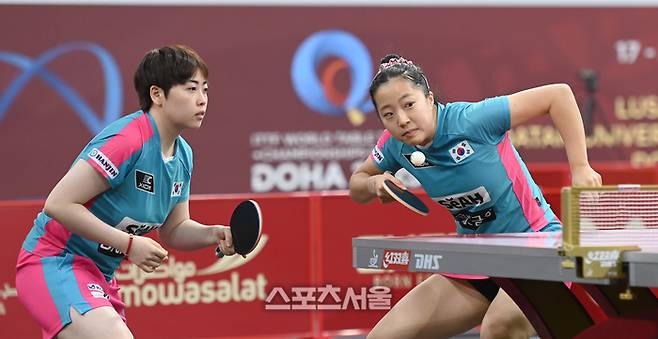 신유빈(오른쪽), 유한나가 20일(현지시간) 카타르 도하 카타르대학교 스포츠 컴플렉스에서 열린 2025 국제탁구연맹(ITTF) 세계선수권대회 여자복식 16강 독일 아네트 카우프만-샤오나 산 조와 경기를 펼치고 있다. 2025. 5. 20.  도하(카타르) | 최승섭기자 thunder@sportsseoul.com