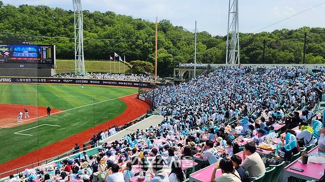 18일 울산 문수구장에 NC를 응원하는 팬들로 가득 찼다. 울산=김민규 기자 kmg@sportsseoul.com