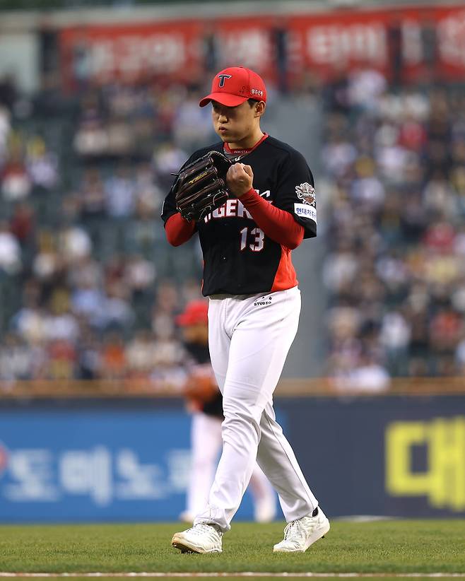 윤영철이 투구를 마친 후 마운드에서 내려오고 있다. 사진 | KIA 타이거즈