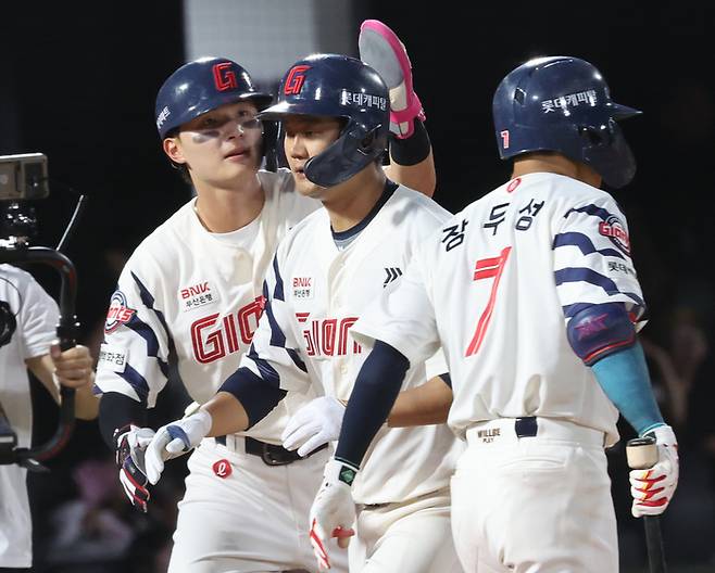 롯데 손호영이 20일 부산 사직구장에서 열린 2025 KBO리그 정규시즌 LG전 홈런을 친 후 동료들 축하를 받고 있다. 사진 | 연합뉴스