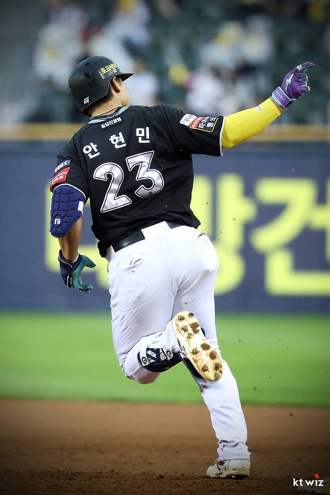 안현민이 홈런을 친 뒤 세리머니를 펼치고 있다. 사진 | KT 위즈