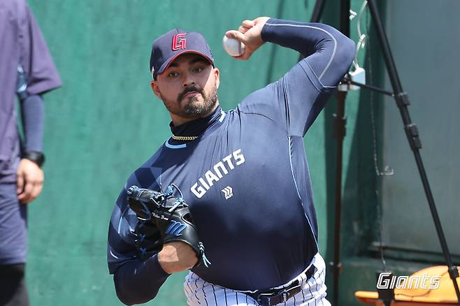 롯데 감보아가 18일 부산 사직구장에서 불펜피칭을 하고 있다. 사진 | 롯데 자이언츠