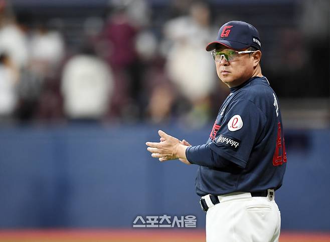 롯데 김태형 감독이 1일 고척스카이돔에서 열린 2025 KBO리그 키움과 경기에서 5-0으로 승리하며 3연승을 거둔 뒤 선수들에게 박수를 보내고 있다. 고척 | 박진업 기자 upandup@sportsseoul.com
