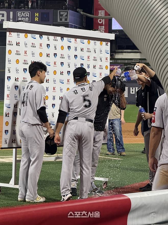 고영표가 손동현과 강민성의 물세례를 받고 있다. 수원 | 박연준 기자 duswns0628@sportsseoul.com