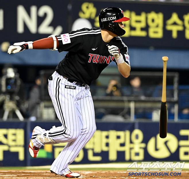 7일 잠실야구장에서 열린 LG와 두산의 경기, 8회초 LG 홍창기가 안타를 치고 있다. 잠실=허상욱 기자wook@sportschosun.com/2025.05.07/