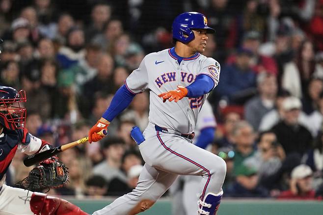 뉴욕 메츠 후안 소토가 5회초 안타를 터뜨리고 있다. AP연합뉴스