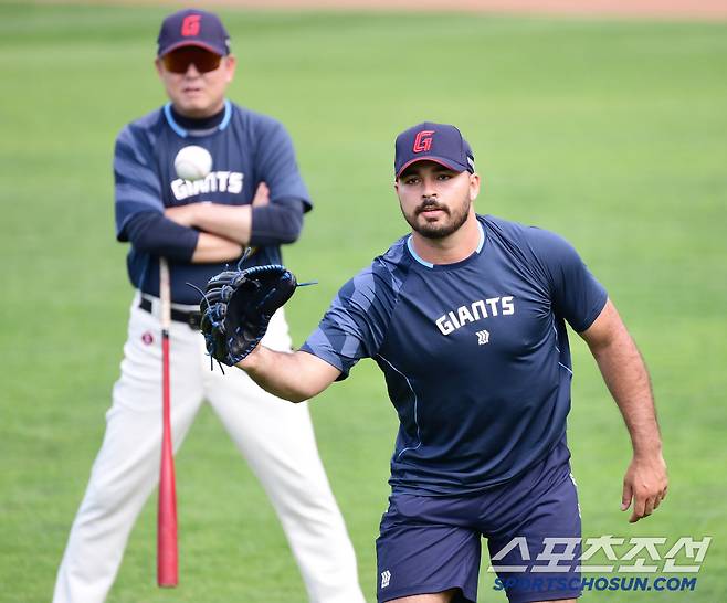 감보아의 투구를 유심히 지켜보는 주형광 투수코치.