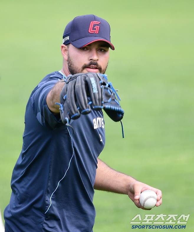 투구를 펼치고 있는 롯데 감보아.