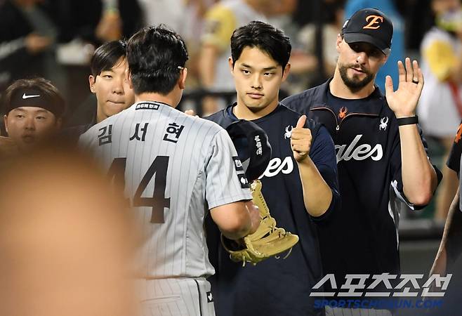 마무리 김서현 향해 엄지를 치켜세운 선발 문동주.