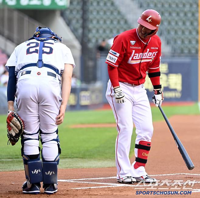 20일 잠실야구장에서 열린 SSG와 두산의 경기, 1회초양의지가 타석에 나서는 최정에게 인사를 건네고 있다. 잠실=허상욱 기자