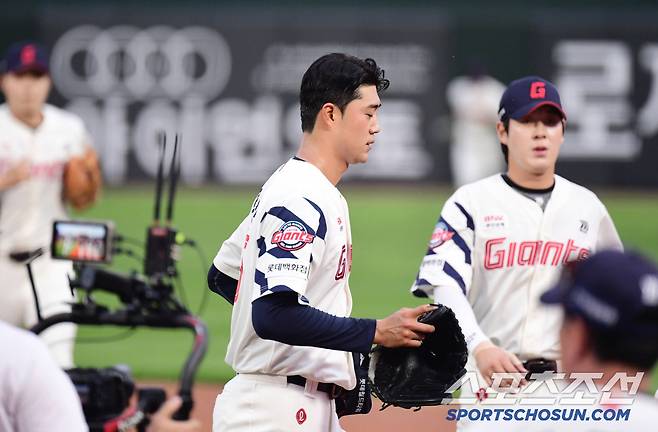 1회 투구를 마친 윤성빈.