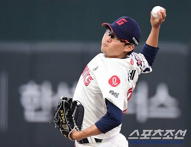 24일 부산 사직야구장에서 열린 롯데와 한화의 경기. 선발 투구하는 롯데 박세웅. 부산=송정헌 기자songs@sportschosun.com/2025.04.24/