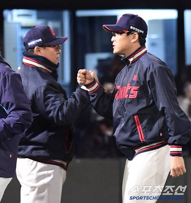 5일 부산 사직야구장에서 열린 KBO리그 롯데와 두산의 경기. 롯데가 두산에 승리했다. 경기 종료 후 하이파이브를 나누고 있는 김태형 감독, 박세웅. 부산=송정헌 기자songs@sportschosun.com/2025.04.05/