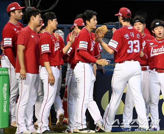 21일 잠실야구장에서 열린 SSG와 두산의 경기, 4회말 투구를 무실점으로 마친 SSG 앤더슨이 더그아웃으로 향하고 있다. 잠실=허상욱 기자wook@sportschosun.com/2025.05.21/