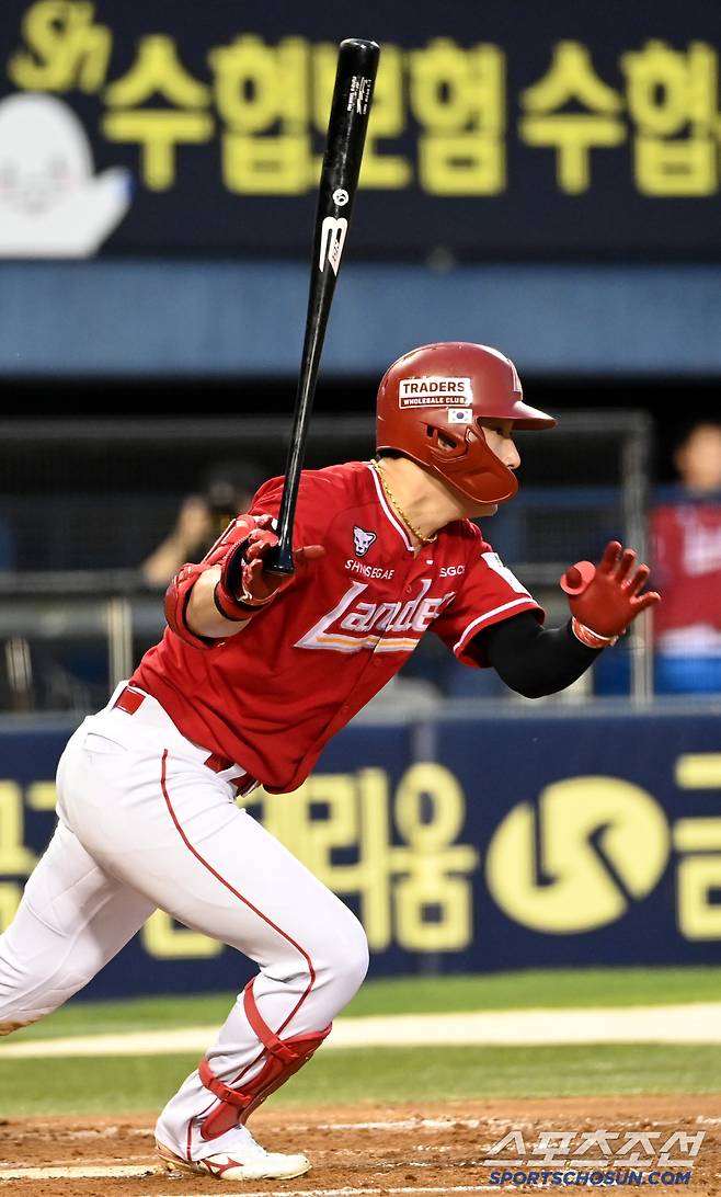 21일 잠실야구장에서 열린 SSG와 두산의 경기, 5회초 SSG 최지훈이 안타를 치고 있다. 잠실=허상욱 기자wook@sportschosun.com/2025.05.21/