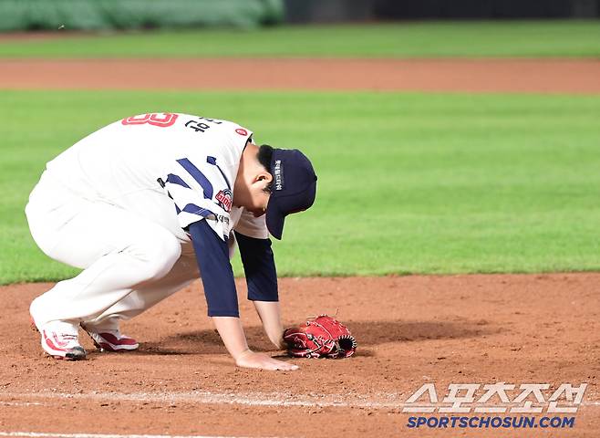 21일 부산 사직야구장에서 열린 KBO리그 롯데와 LG의 경기. 5회 2사 3루. 구본혁 내야 땅볼 타구 때 1루 수비 실책으로 실점을 허용하는 롯데 나균안. 부산=송정헌 기자songs@sportschosun.com/2025.05.21/