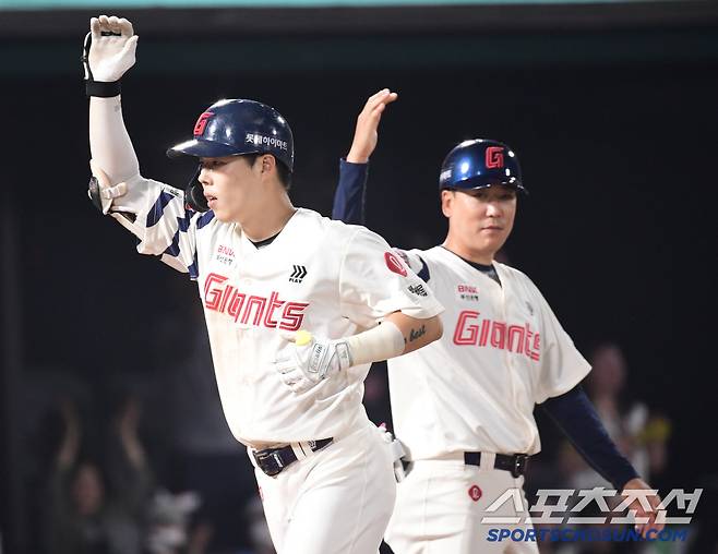 21일 부산 사직야구장에서 열린 KBO리그 롯데와 LG의 경기. 8회 동점 투런 홈런을 날린 롯데 고승민. 부산=송정헌 기자songs@sportschosun.com/2025.05.21/