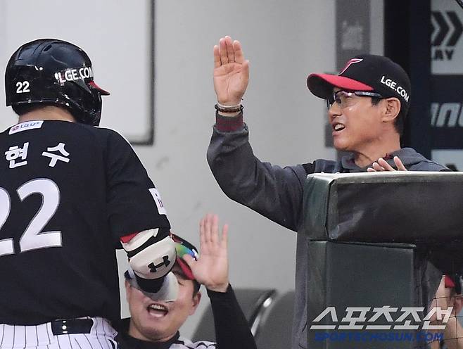 21일 부산 사직야구장에서 열린 KBO리그 롯데와 LG의 경기. 2회 김현수의 솔로홈런에 미소 짓고 있는 LG 염경엽 감독. 부산=송정헌 기자songs@sportschosun.com/2025.05.21/