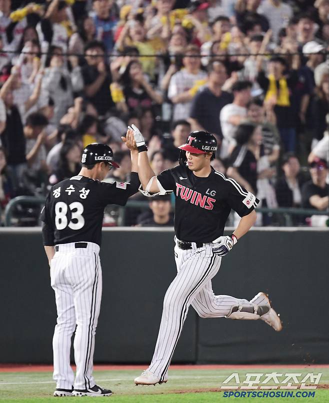 21일 부산 사직야구장에서 열린 KBO리그 롯데와 LG의 경기. 6회 동점 솔로홈런을 날린 LG 이영빈. 부산=송정헌 기자songs@sportschosun.com/2025.05.21/