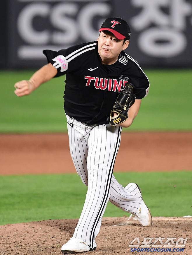 21일 부산 사직야구장에서 열린 KBO리그 롯데와 LG의 경기. 투구하고 있는 LG 성동현. 부산=송정헌 기자songs@sportschosun.com/2025.05.21/