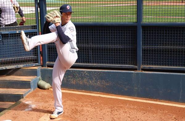 불펜 투구를 하는 최민석. ⓒ두산 베어스