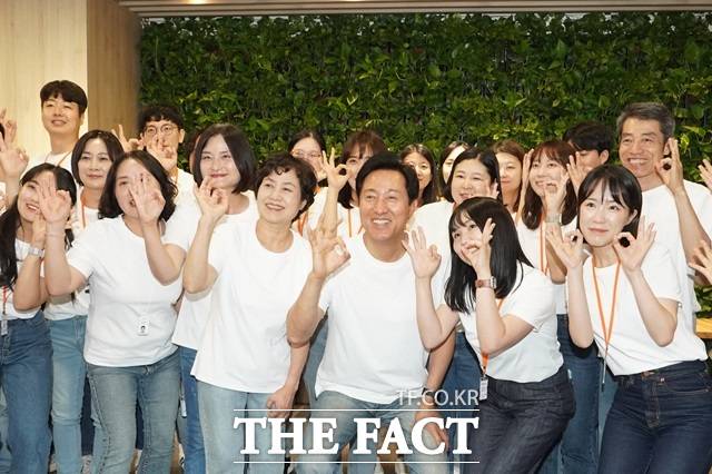 2023년 서울시 자립준비청년 전용공간 '영플러스서울' 개소식에서 자립준비전담기관 직원들과 함께 한 오세훈 시장./서울시