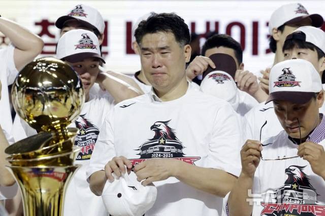 조상현 감독이 챔피언 트로피와 함께 울먹이고 있다. 창조적 파괴에는 리더십이 필요하고, 리더십을 발휘하는 데는 난관이 많은 법이다. 조상현 감독이 꼭 그랬다./뉴시스