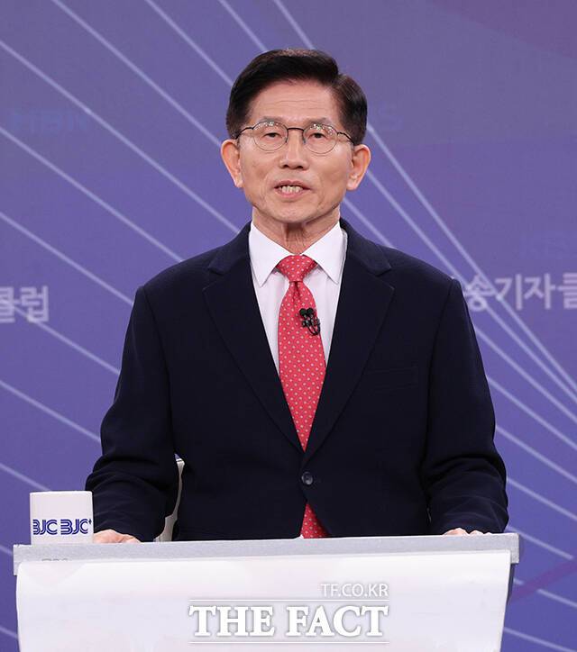 김문수 국민의힘 대선 후보가 21일 경기도 고양시 MBN 미디어센터에서 열린 한국방송기자클럽 대선 후보 초청 토론회에서 모두발언을 하고 있다. /고양=남윤호 기자