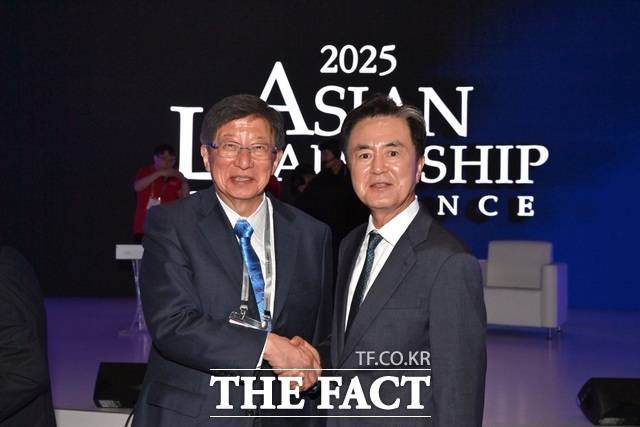 김태흠 충남도지사(오른쪽)가 21일 신라호텔 서울에서 열린 제16회 아시안 리더십 콘퍼런스에 참석해 가와카쓰 헤이타 전 시즈오카현 지사를 만나 기념 촬영을 하고 있다. /충남도