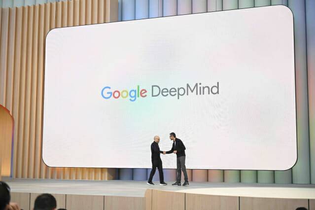 순다 피차이 알파벳 CEO(오늘쪽)과 데미스 하사비스 구글 딥마인드 CEO(왼쪽)이 악수를 하는 모습 (사진=구글)