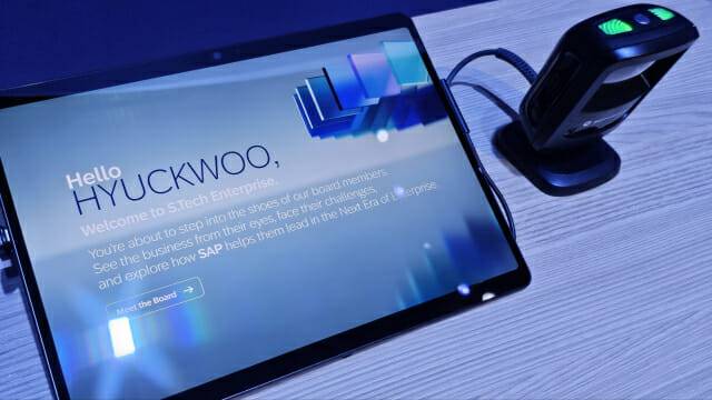 모든 체험은 목걸이에 부착된 센서를 통해 개인화돼 진행됐다(사진=남혁우 기자)