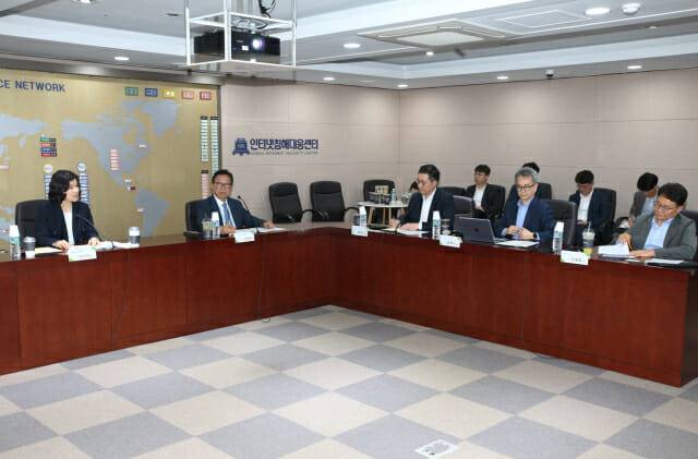 이진숙 방송통신위원회 위원장(왼쪽)이 21일 한국인터넷진흥원(KISA) 서울청사에서 SK텔레콤 사이버 침해사고 관련 이동통신 3사 점검회의를 열고 인사말을 하고 있다