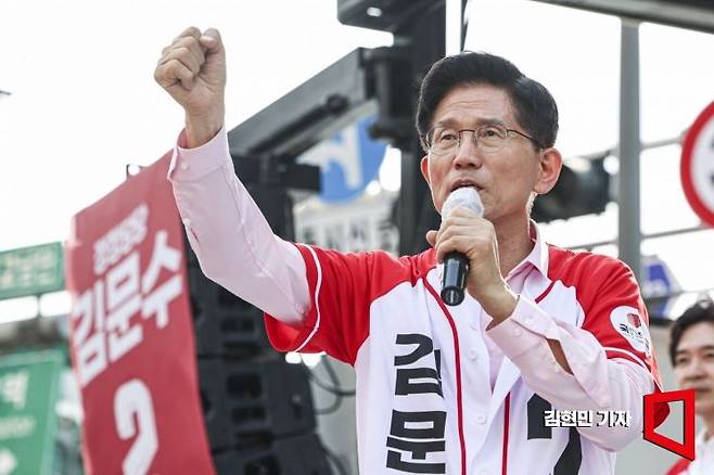 김문수 국민의힘 대선 후보가 20일 서울 강동구 광진교 남단사거리를 찾아 시민들의 지지를 호소하고 있다. 2025.5.20 김현민 기자