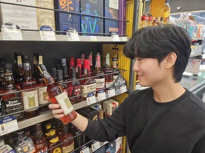 BGF리테일이 운영하는 편의점 CU가 판매하는 스카치 위스키 길리듀. 지난해 11월 출시돼 초저가 위스키로 화제를 모았다. BGF리테일 제공