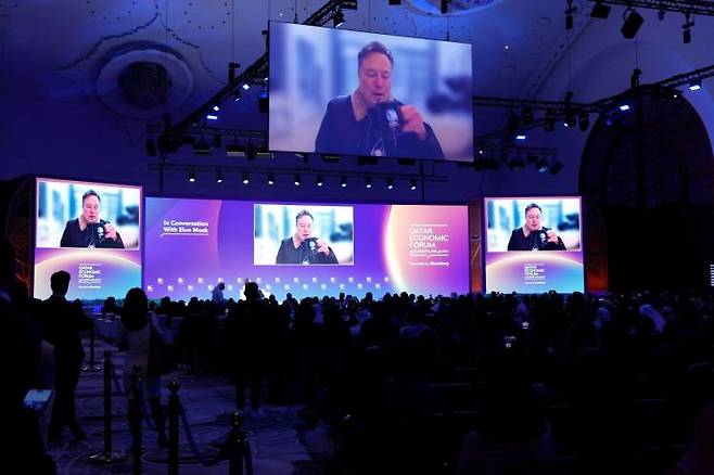 일론 머스크 테슬라 최고경영자(CEO)가 20일(현지시간) 카타르 도하에서 열린 카타르경제포럼에서 화상으로 참석했다. AFP연합뉴스