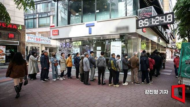 28일 서울 마포구 한 SK텔레콤 공식 인증 대리점을 찾은 고객들이 유심을 교체하기 위해 기다리고 있다. SK텔레콤은 오늘부터 가입자들에게 유심 무료 교체서비스를 제공할 예정이다. 2025.4.28. 강진형 기자