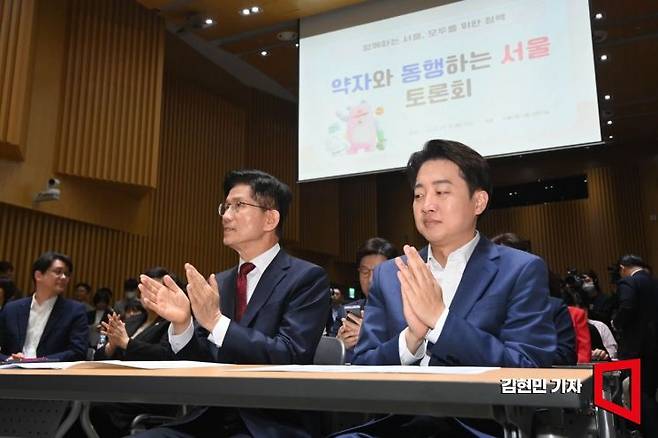 김문수 국민의힘 대선 후보와 이준석 개혁신당 대선 후보가 19일 서울시청에서 열린 약자와 동행하는 서울 토론회에 참석하고 있다. 김현민 기자