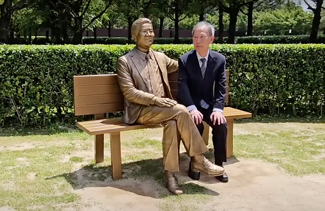 23일 노무현 전 대통령 서거 16주기를 사흘 앞둔 20일 우리 시대 어른으로 존경받는 김장하 전 남성문화재단 이사장이 노 전 대통령 묘역을 찾아 참배했다. 유튜브채널 오마이TV