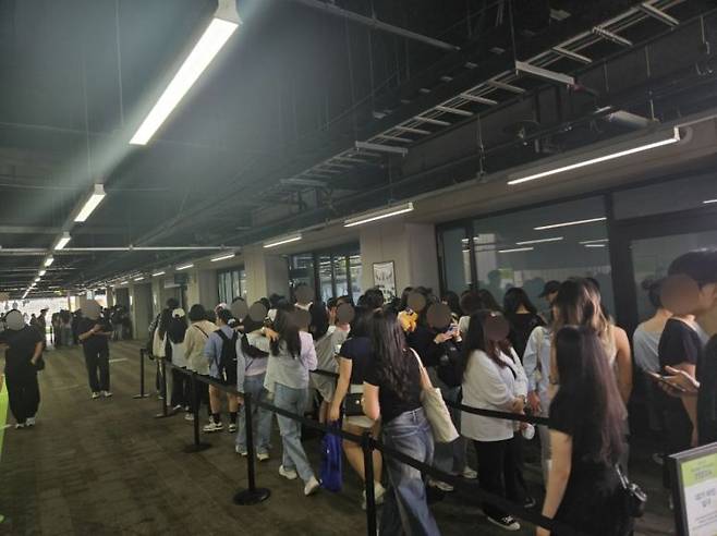 21일 오전 10시 서울 용산구 노들섬 '올리브영 페스타' 대기 현장. 오전 8시부터 대기 줄이 이어졌다. 4개의 대기 라인으로 나눠져 통제될 만큼 방문객들로 가득 찼다. 사진=박재현 기자