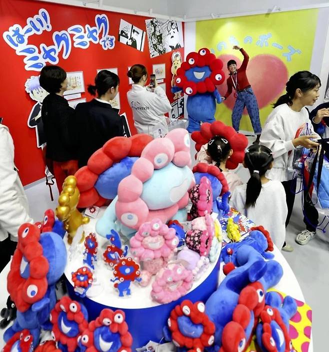 일본 오사카 엑스포 회장 내 '먀쿠먀쿠 하우스'가 지난 13일 관람객들로 붐비고 있다./요미우리신문 디지털