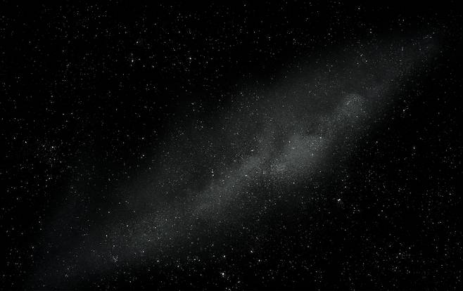 정연두, '은하수'(2025). 검은 대리석 위에 밀가루를 흩뿌려 만들어낸 이미지다. /국제갤러리