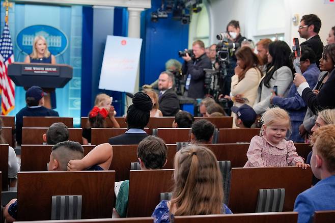 20일 백악관 브리핑룸에서 아이들이 캐롤라인 레빗 대변인을 상대로 질문을 하고 있다. /AP 연합뉴스