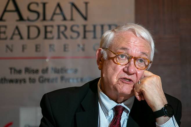 20일 서울 중구 신라호텔에서 존 햄리 미국전략국제문제연구소(CSIS) 회장이 차기 한국 정부와 미국의 관계에 대해 이야기하고 있다. 2025 아시안리더십콘퍼런스에 참석하는 햄리 회장은 “차기 한국 대통령은 대미 통상·무역 정책과 관련한 구체적 방향과 입장을 준비해 도널드 트럼프 대통령과 만나기를 바란다”고 했다./장련성 기자