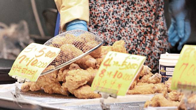 20일 서울 시내 한 전통 시장에 있는 치킨 가게에 닭다리와 닭날개 등이 진열돼 있다. 브라질산 닭은 가격이 국산 닭의 60~70% 수준으로 저렴하고, 국산과 같은 품종이 많아 패밀리 레스토랑과 급식, 편의점 도시락 등에 다양하게 사용되고 있다. 사육 일수가 길어 살이 많다 보니 주로 순살 치킨에 쓰는 경우가 많지만 날개나 다리 등의 부위는 뼈를 제거하지 않은 상태로 수입하기도 한다. /연합뉴스
