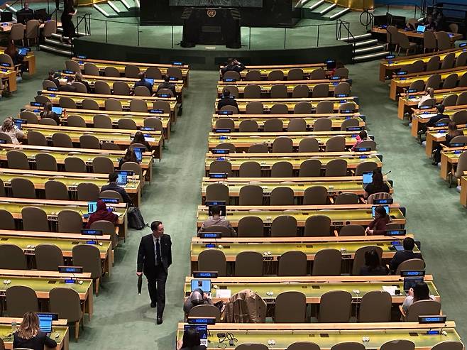 주유엔 북한 대표부 정철 참사관이 김성 대사의 발언이 끝나자마자 주머니에 손을 넣은 채 총회장을 나가고 있다./윤주헌 특파원