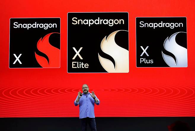 크리스티아노 아몽 퀄컴 최고경영자가 19일 대만 타이베이에서 열린 '컴퓨텍스 2025'에서 기조 연설을 하고 있다. 이날 퀄컴은 엔비디아의 AI(인공지능)칩과 연동되는 CPU를 개발한다고 밝혔다. /로이터 연합