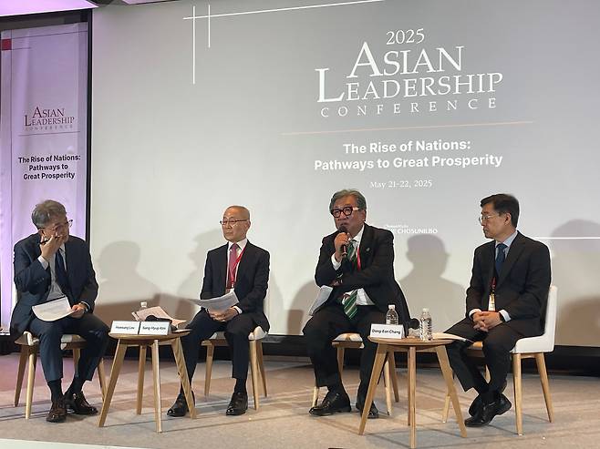 21일 서울 신라호텔에서 열린 제16회 아시안리더십콘퍼런스(ALC) ‘트럼프 2.0 시대, 넷제로의 미래’ 세션에서 국내 탄소중립·기상 전문가가 향후 넷제로의 방향에 대해 토론하고 있다. 왼쪽부터 유희동 연세대 특임교수, 이회성 전 IPCC 의장, 김상협 GGGI 사무총장, 장동언 기상청장./박상현 기자
